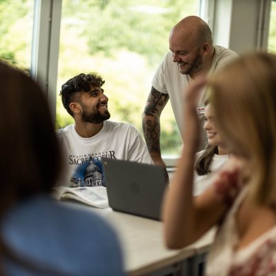 Larare hjalper elever med en uppgift