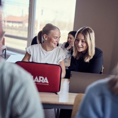 Tva elever i ett klassrum