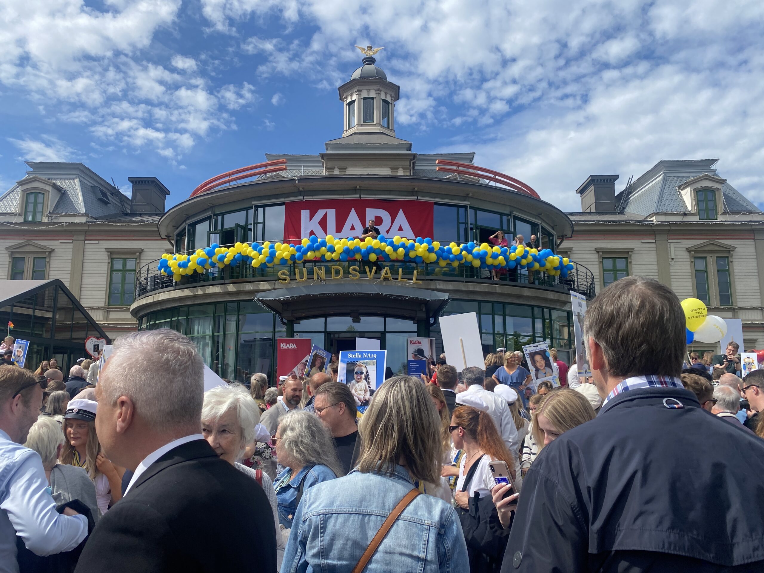 Foraldrar och studenter utanfor Klara Sundsvall